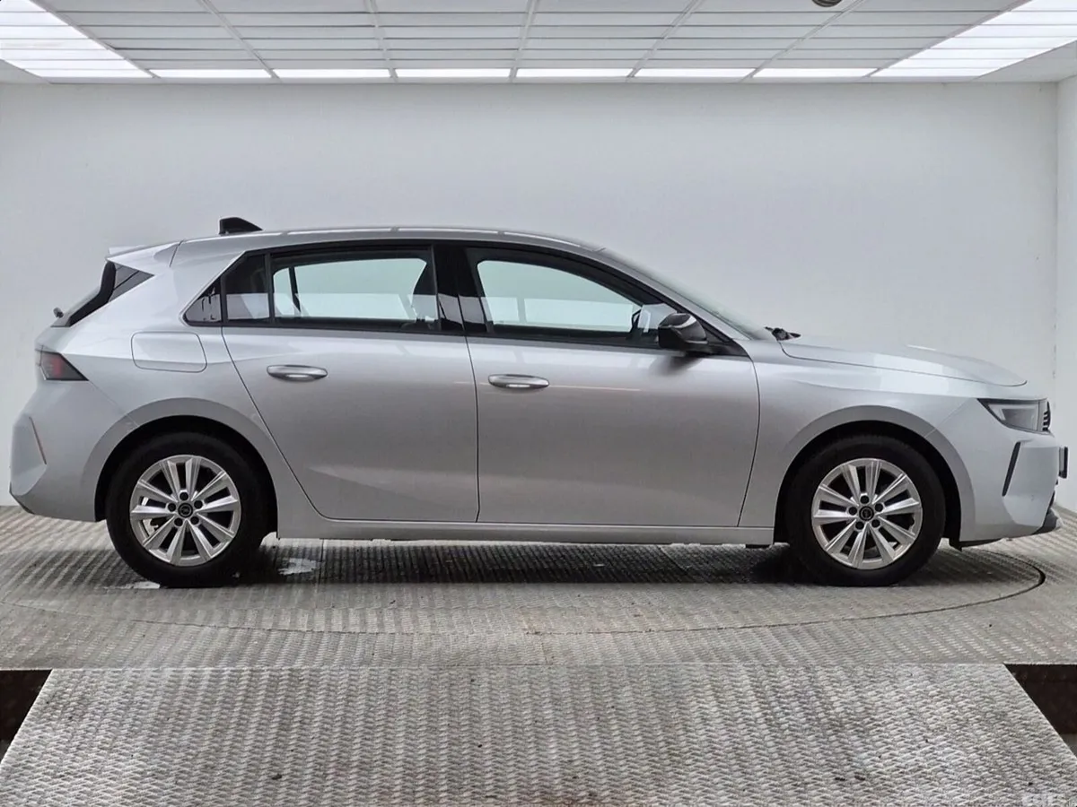 Opel Astra Hatchback, Petrol, 2025, Silver