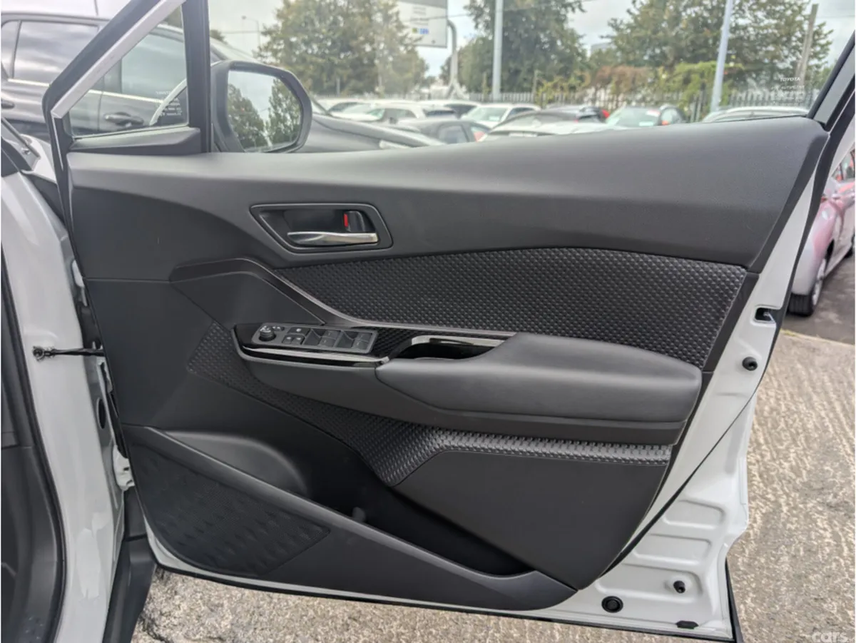 Toyota C-HR SUV, Petrol Hybrid, 2023, White