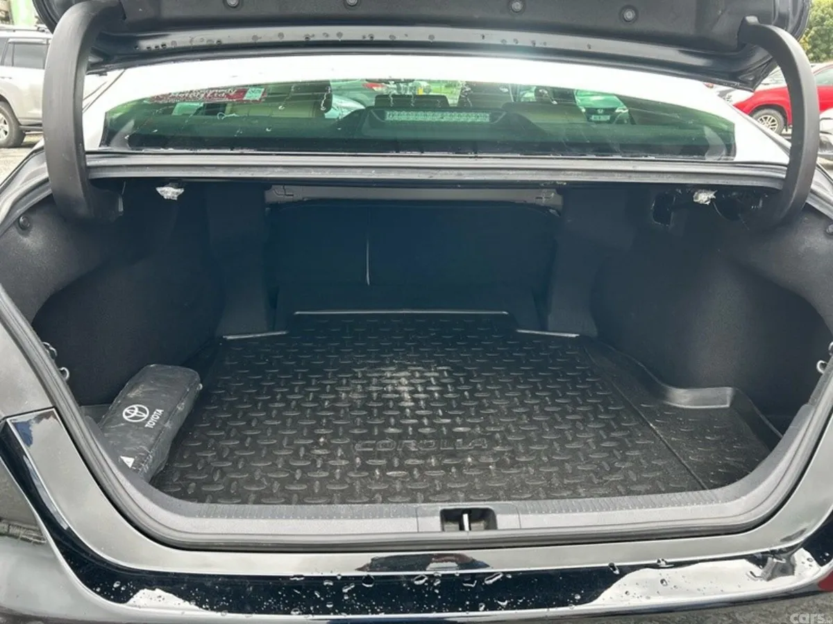 Toyota Camry Saloon, Petrol Hybrid, 2020, Black