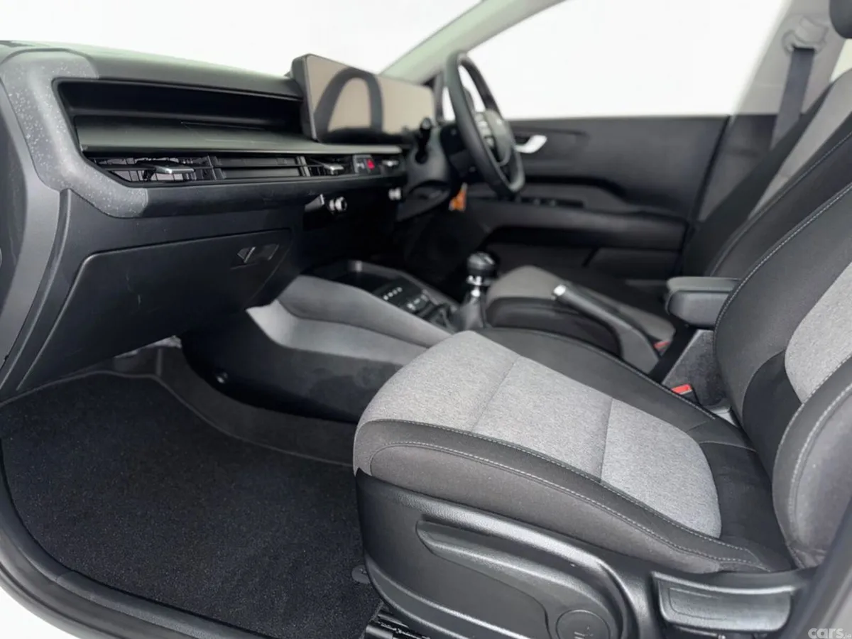 Kia Stonic Estate, Petrol Hybrid, 2026, White