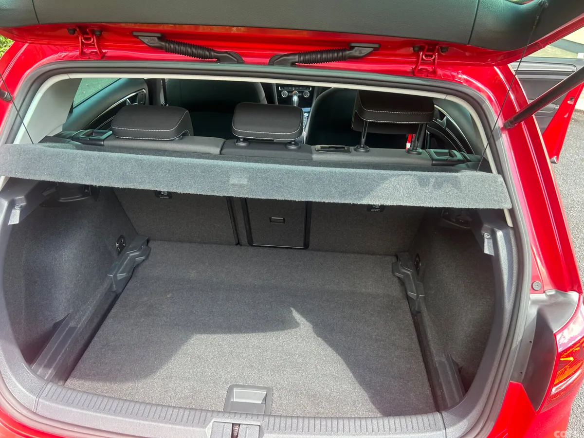 Volkswagen Golf Hatchback, Petrol, 2017, Red