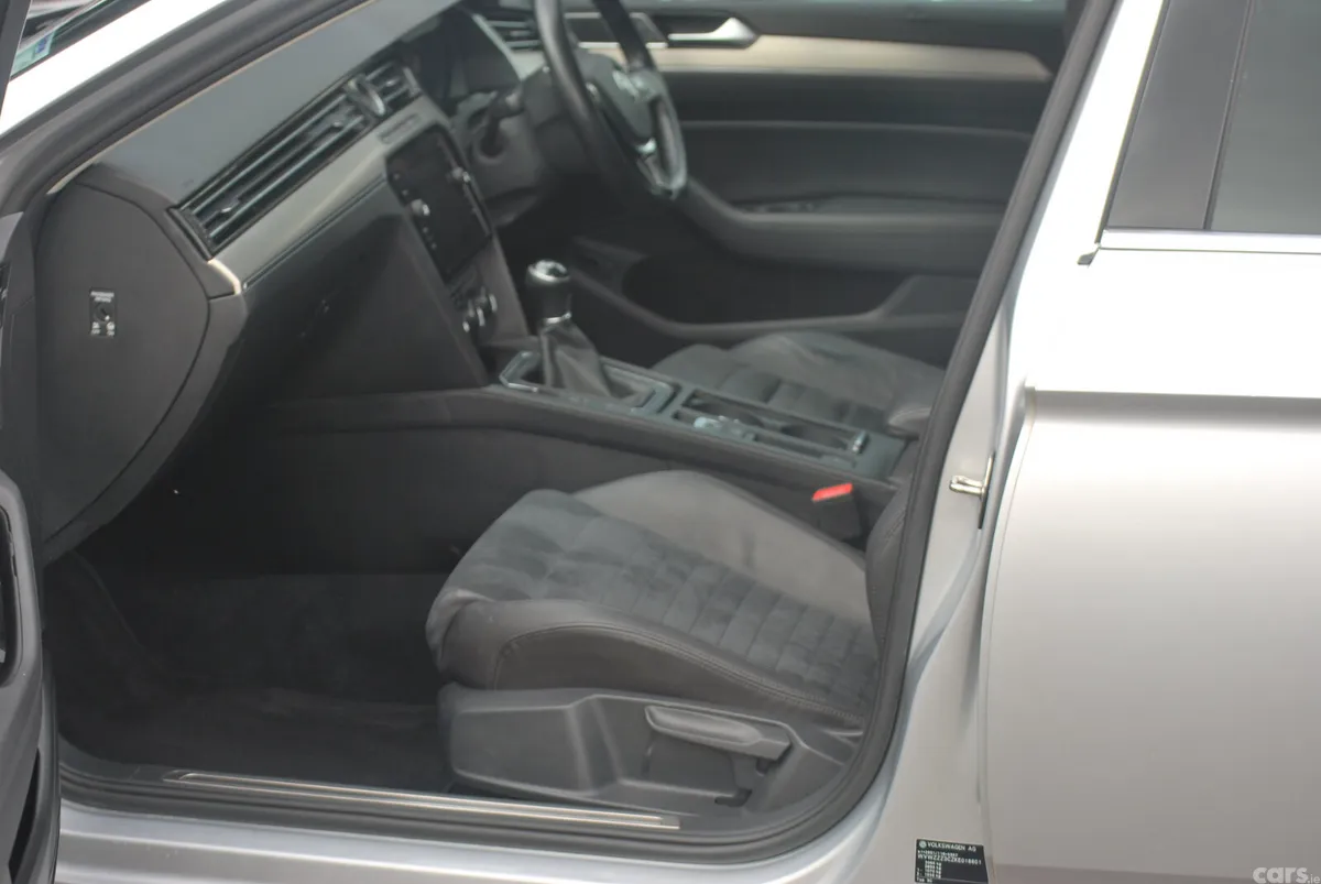 Volkswagen Passat Saloon, Diesel, 2019, Grey