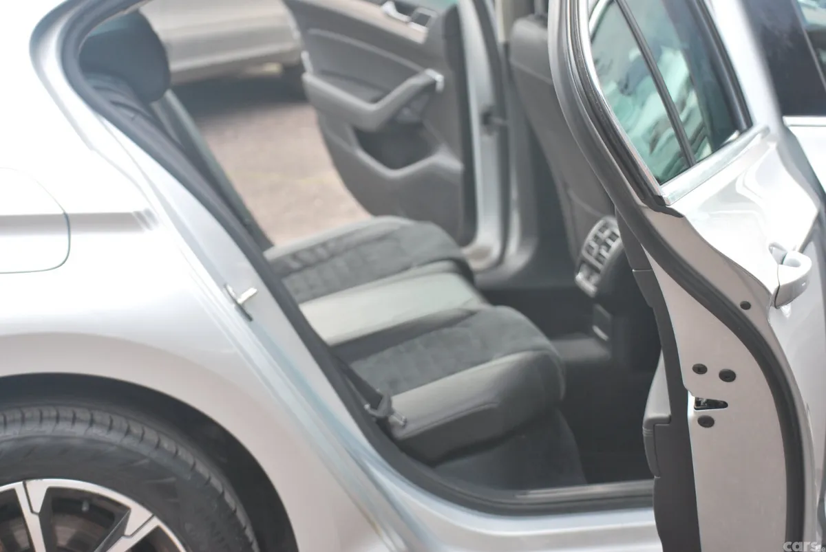 Volkswagen Passat Saloon, Diesel, 2019, Grey