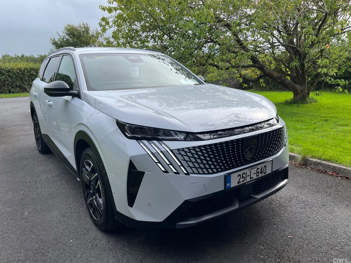 Peugeot 5008 MPV, Petrol, 2025, White