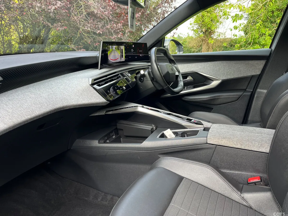 Peugeot 5008 MPV, Petrol, 2025, White