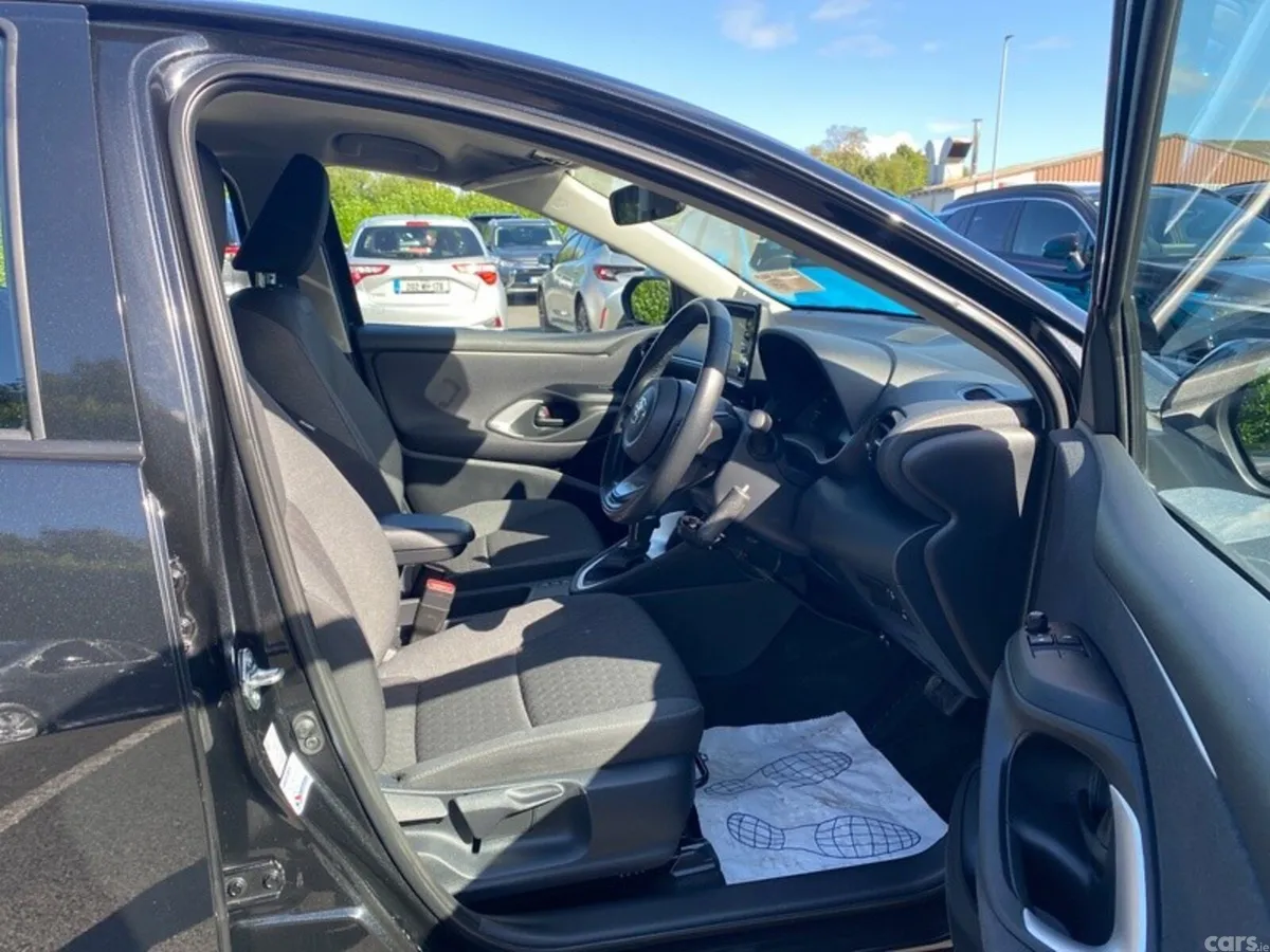 Toyota Yaris Hatchback, Petrol Hybrid, 2024, Black