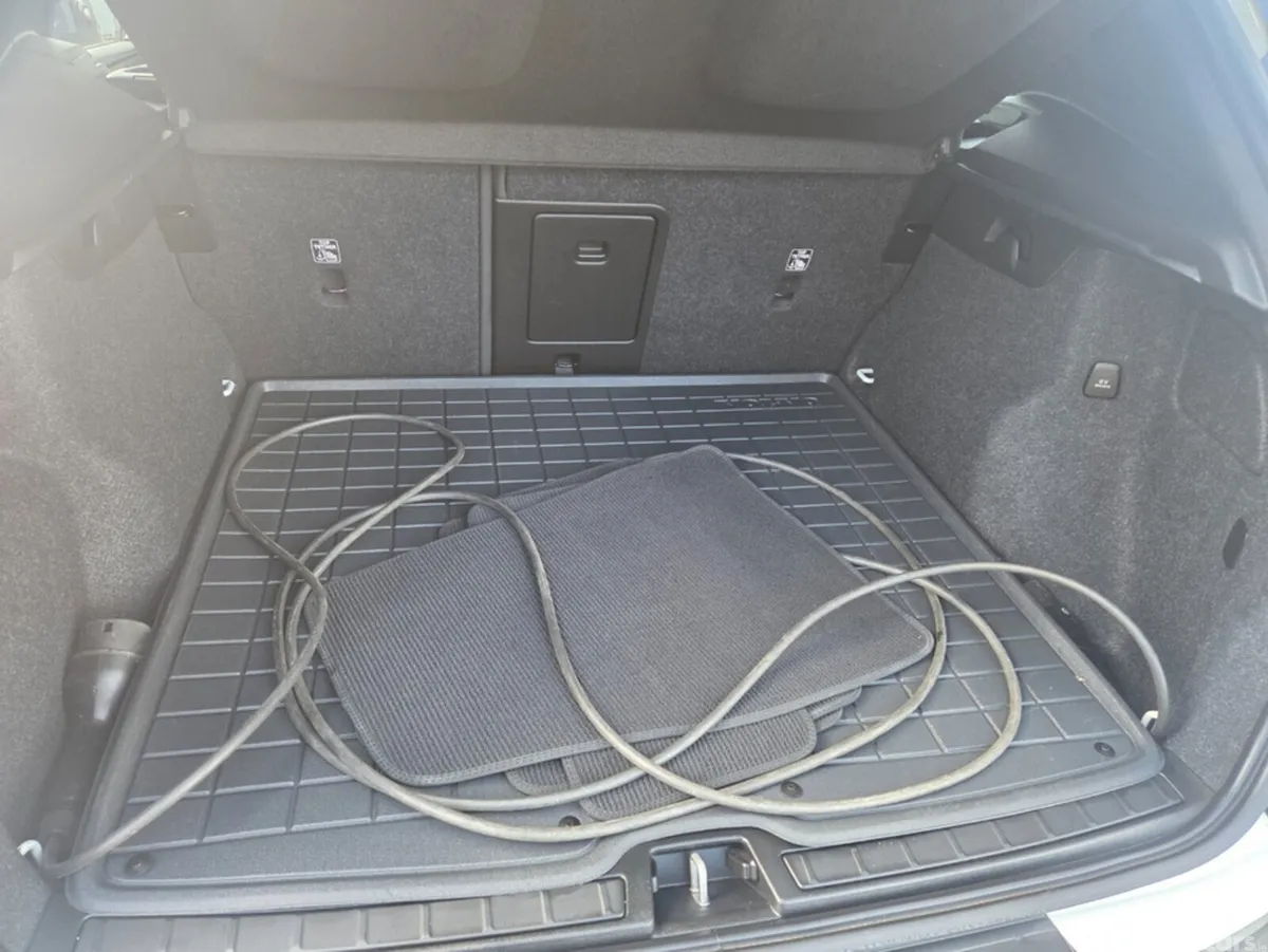 Volvo XC40 Estate, Petrol Plug-in Hybrid, 2023, White
