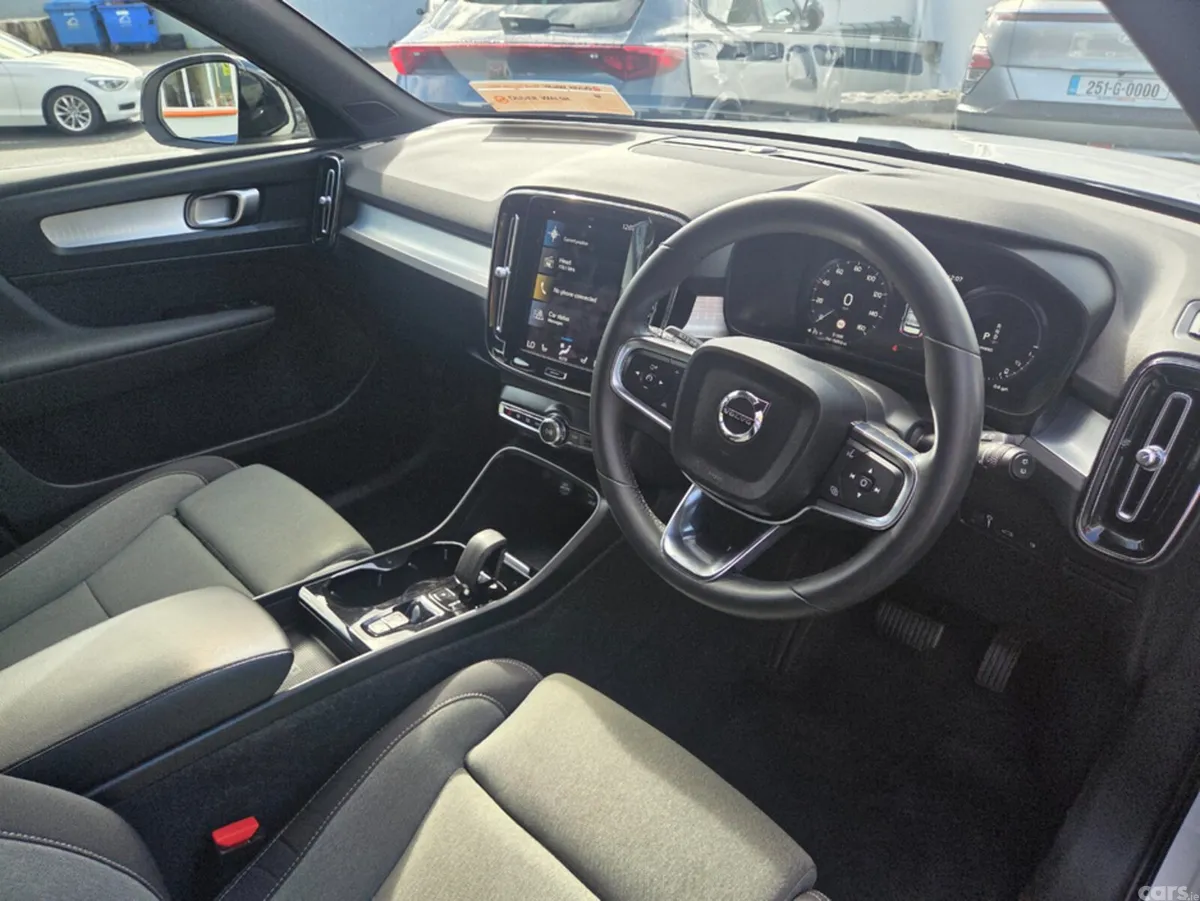 Volvo XC40 Estate, Petrol Plug-in Hybrid, 2023, White