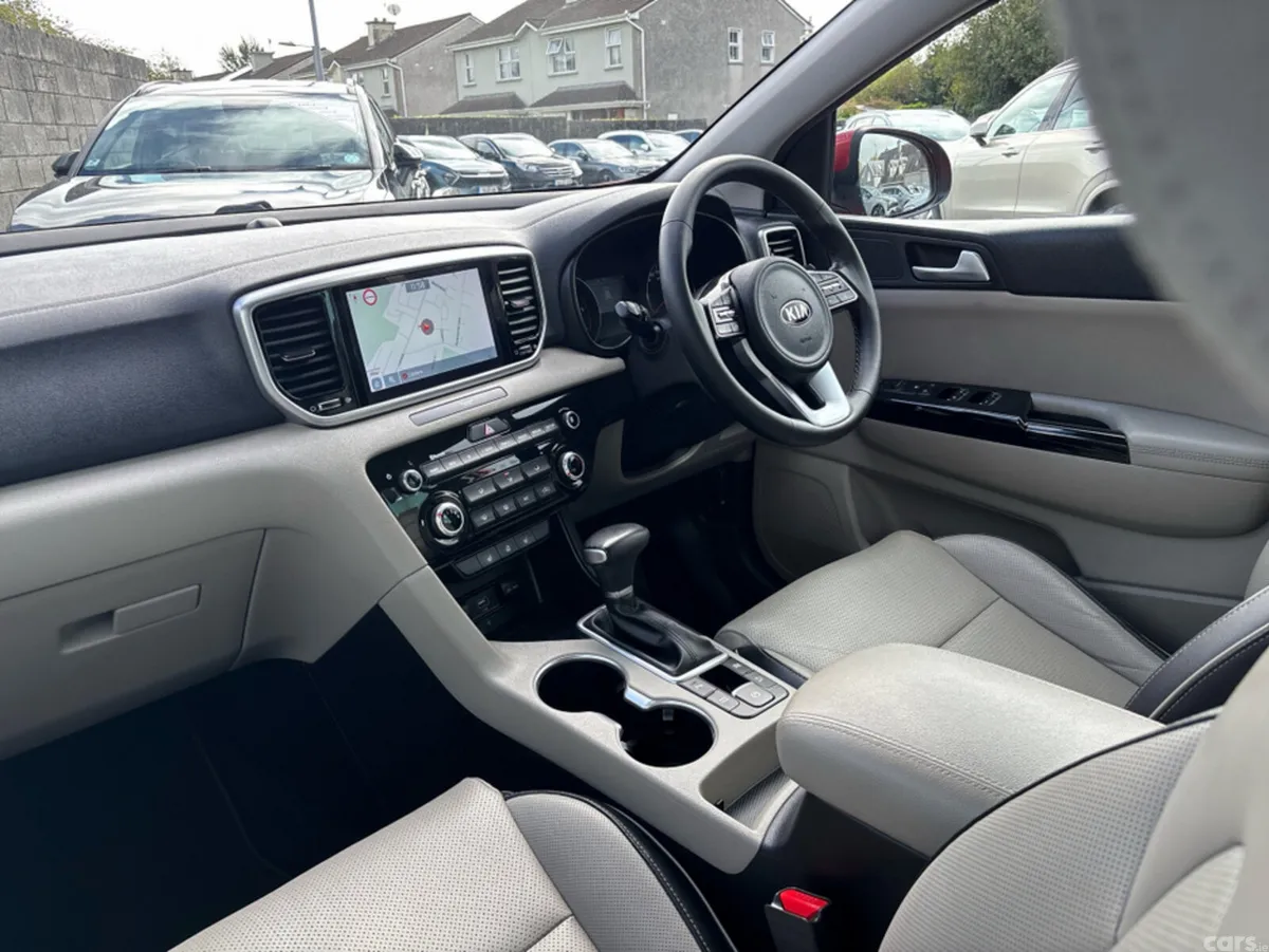 Kia Sportage MPV, Diesel Hybrid, 2021, Red
