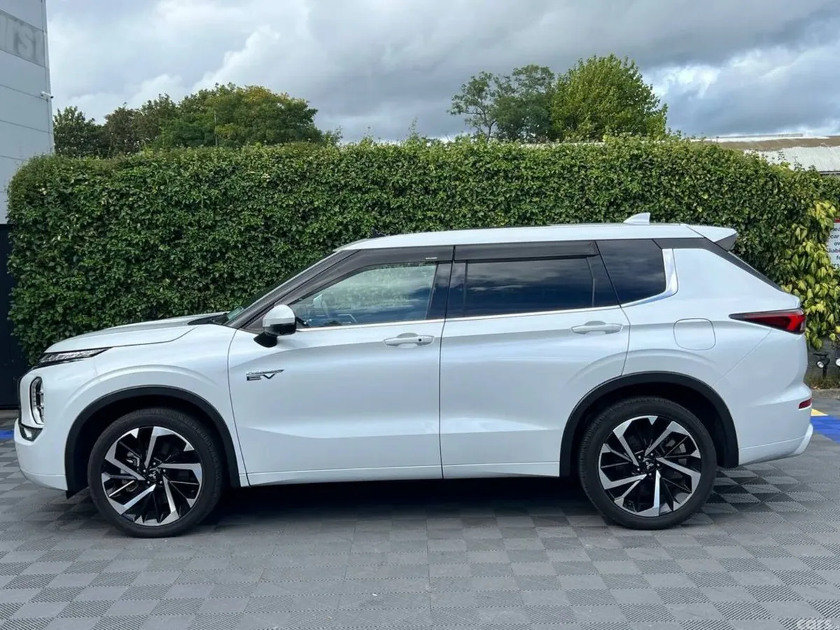 Mitsubishi Outlander SUV, Petrol Hybrid, 2023, White