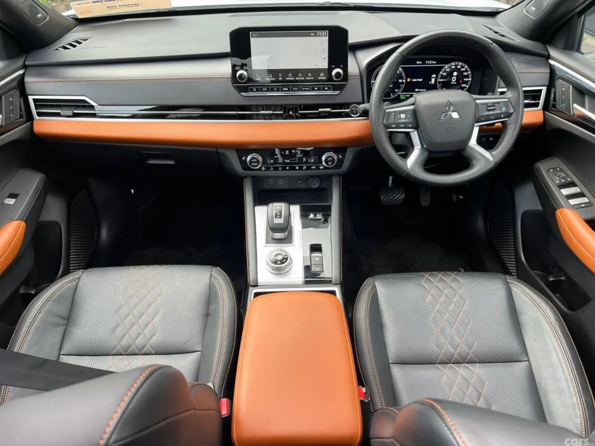 Mitsubishi Outlander SUV, Petrol Hybrid, 2023, White
