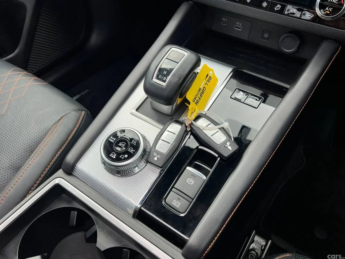 Mitsubishi Outlander SUV, Petrol Hybrid, 2023, White