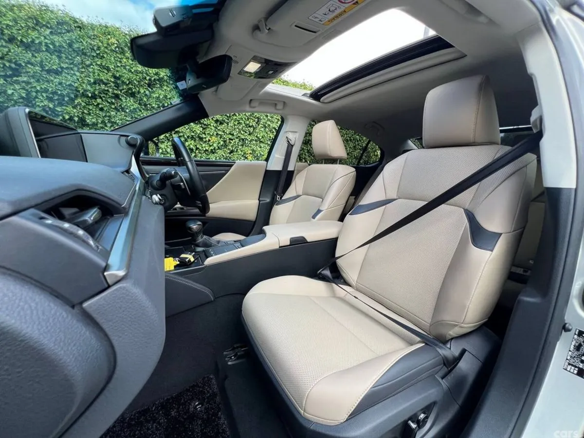 Lexus ES Saloon, Petrol Hybrid, 2021, Gold