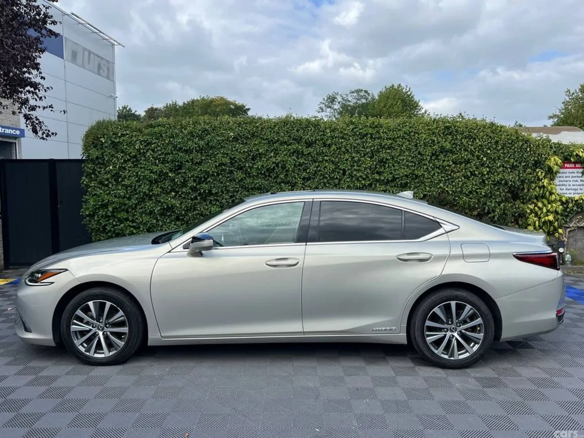 Lexus ES Saloon, Petrol Hybrid, 2021, Gold