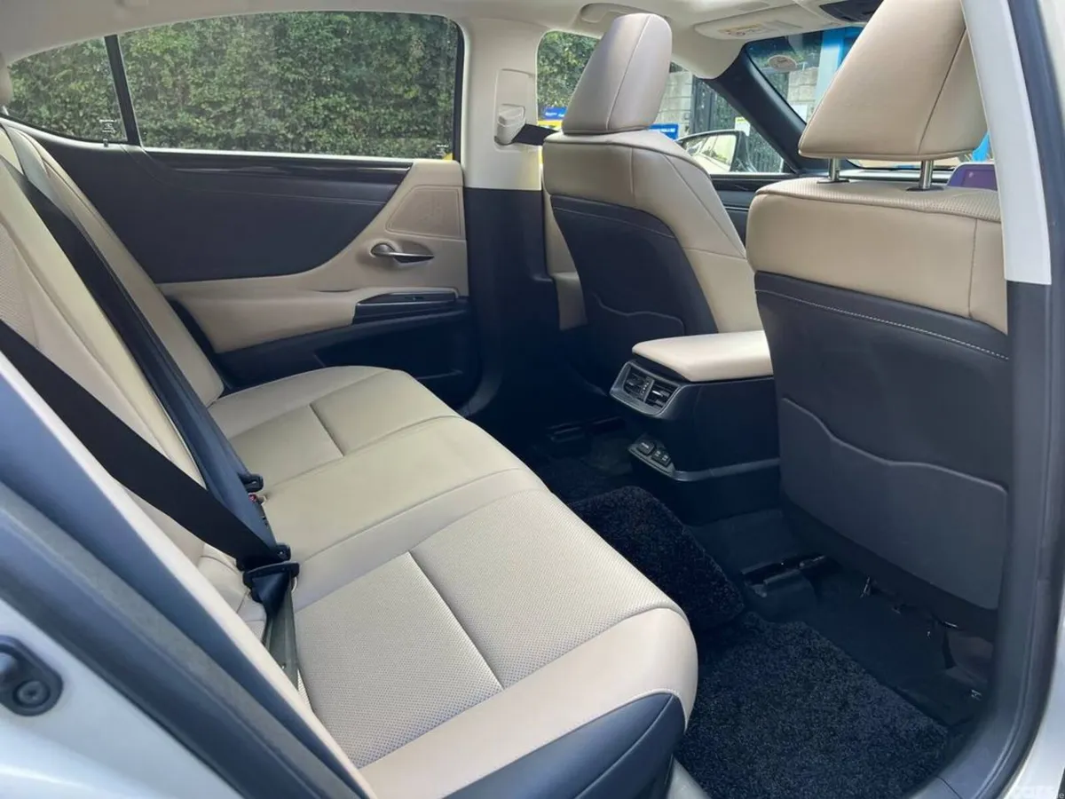 Lexus ES Saloon, Petrol Hybrid, 2021, Gold