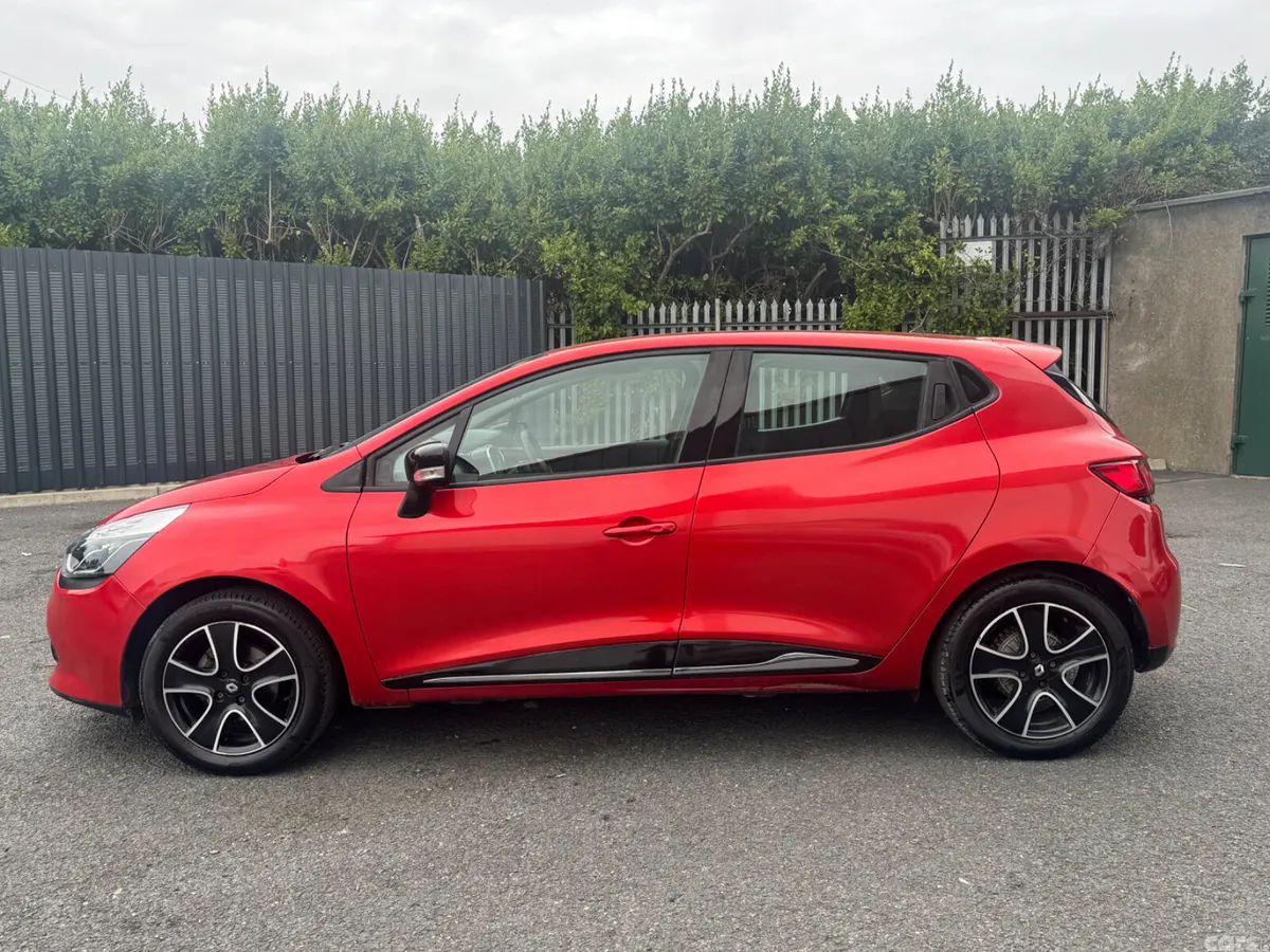 Renault Clio Hatchback, Petrol, 2016, Red