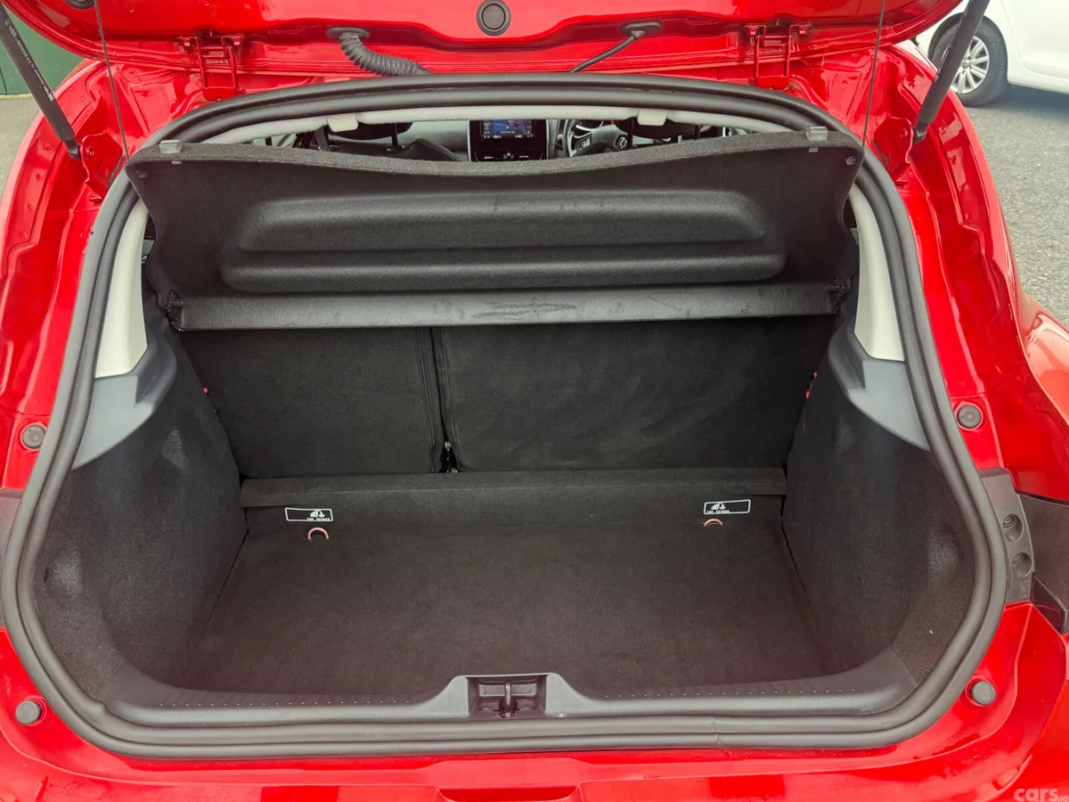 Renault Clio Hatchback, Petrol, 2016, Red