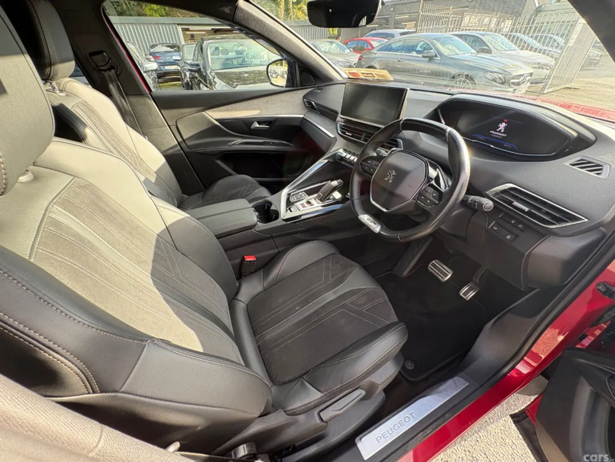Peugeot 5008 MPV, Diesel, 2021, Red