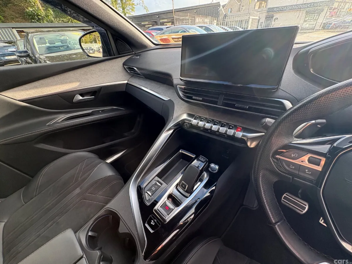 Peugeot 5008 MPV, Diesel, 2021, Red