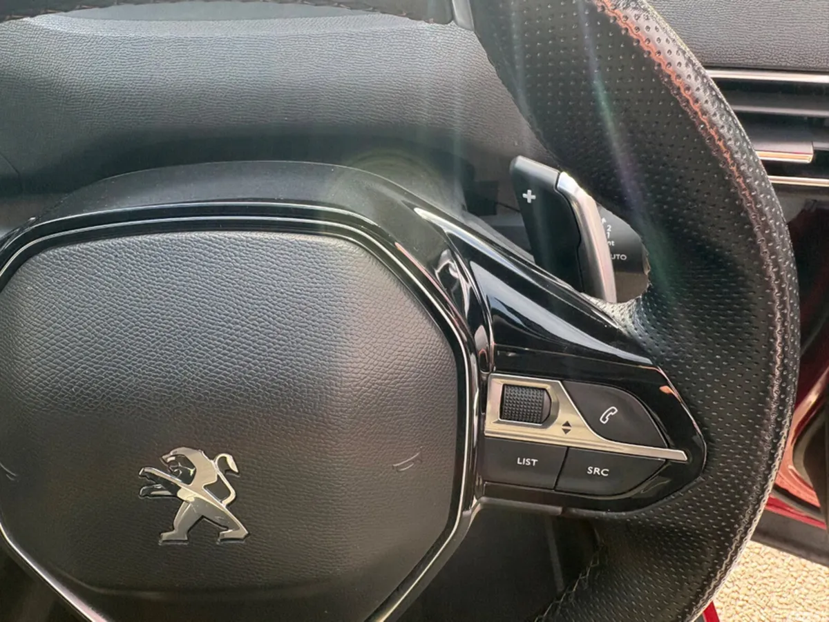 Peugeot 5008 MPV, Diesel, 2021, Red