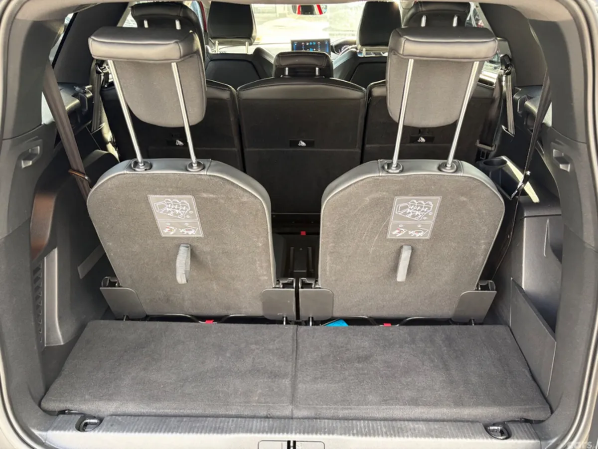 Peugeot 5008 MPV, Diesel, 2021, Red