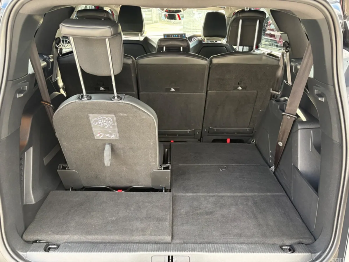 Peugeot 5008 MPV, Diesel, 2021, Red