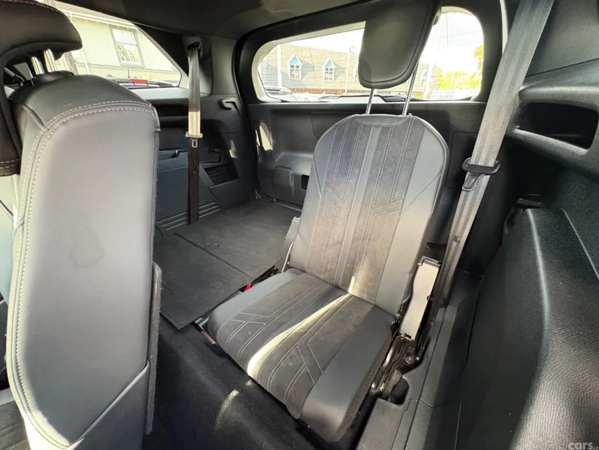 Peugeot 5008 MPV, Diesel, 2021, Red