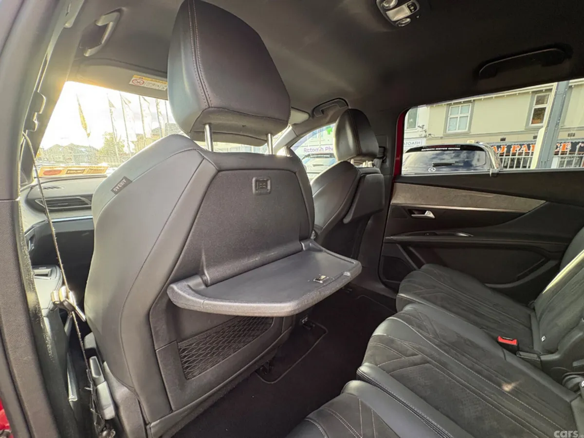 Peugeot 5008 MPV, Diesel, 2021, Red