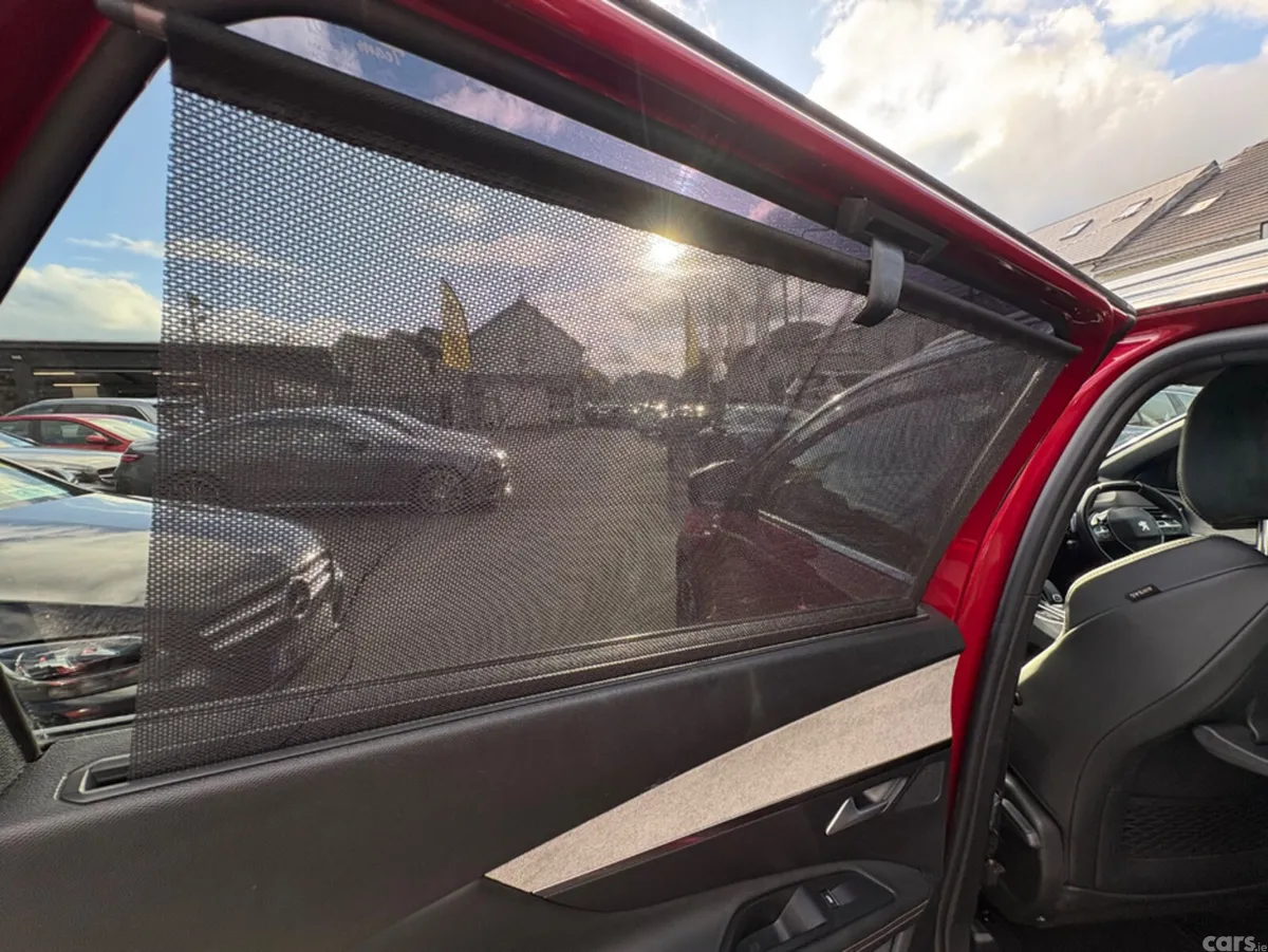 Peugeot 5008 MPV, Diesel, 2021, Red