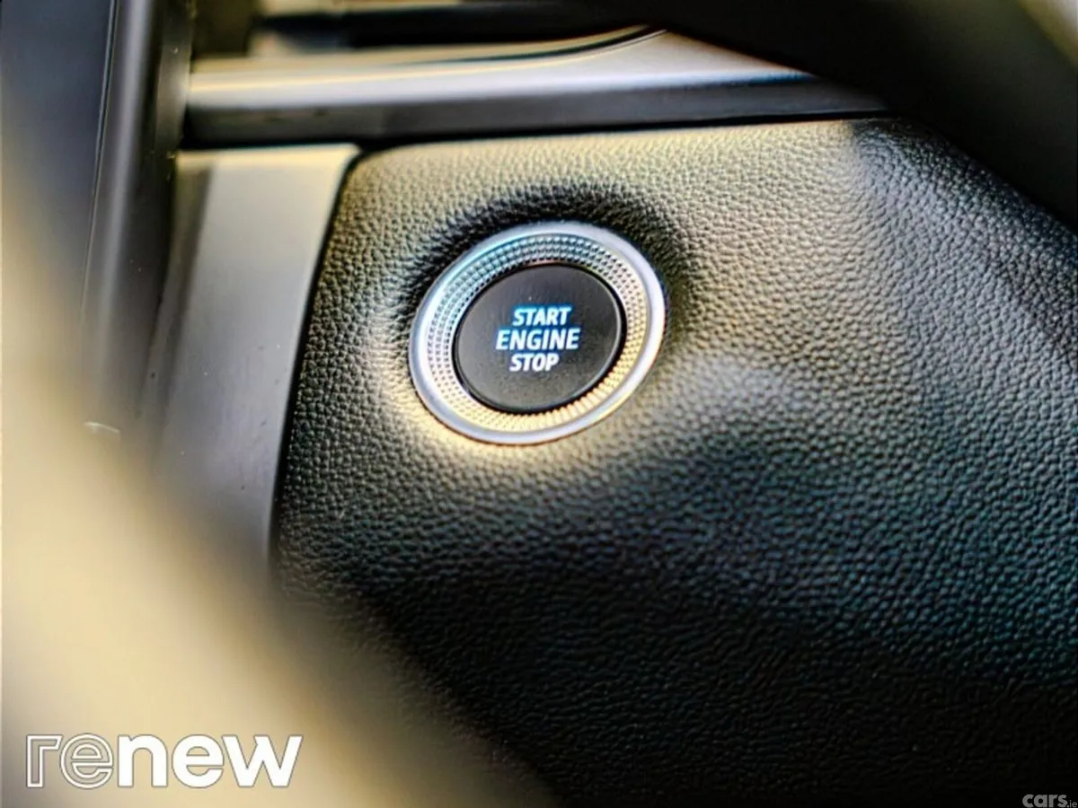 Renault Captur Hatchback, Petrol Plug-in Hybrid, 2021, Red