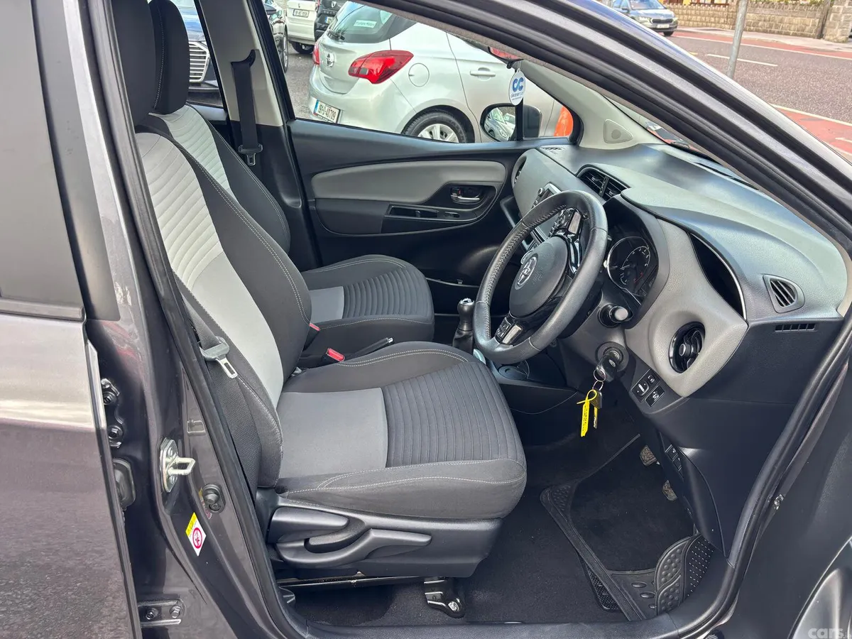 Toyota Yaris Hatchback, Petrol, 2017, Grey