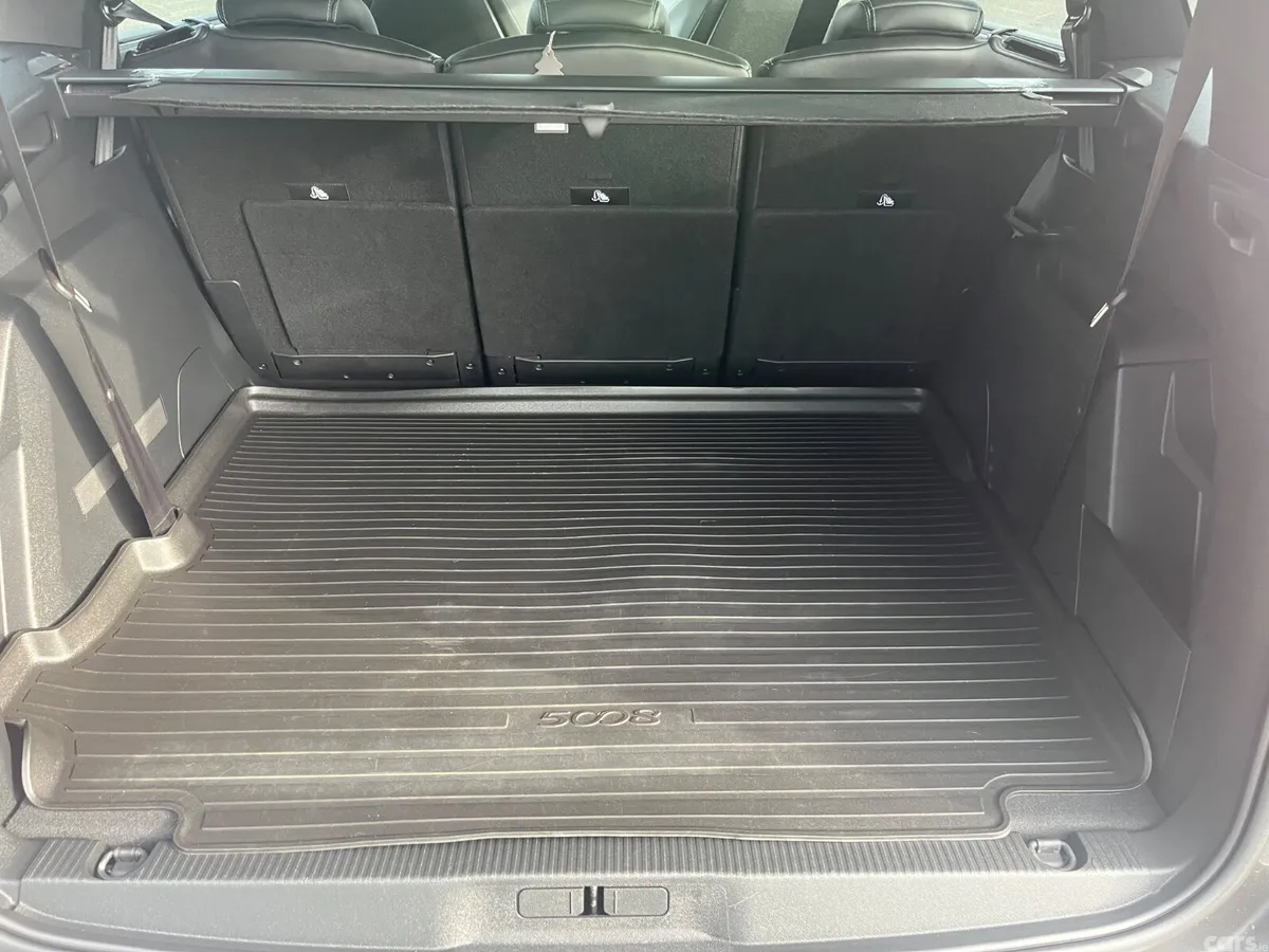Peugeot 5008 MPV, Diesel, 2022, Red