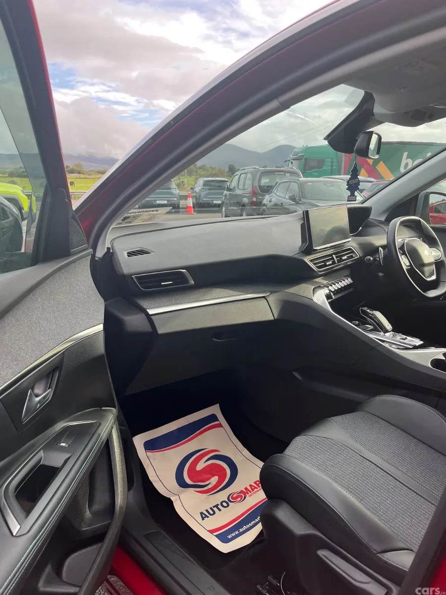 Peugeot 5008 MPV, Diesel, 2022, Red