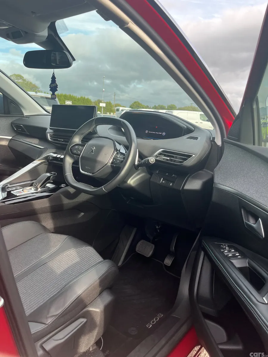 Peugeot 5008 MPV, Diesel, 2022, Red