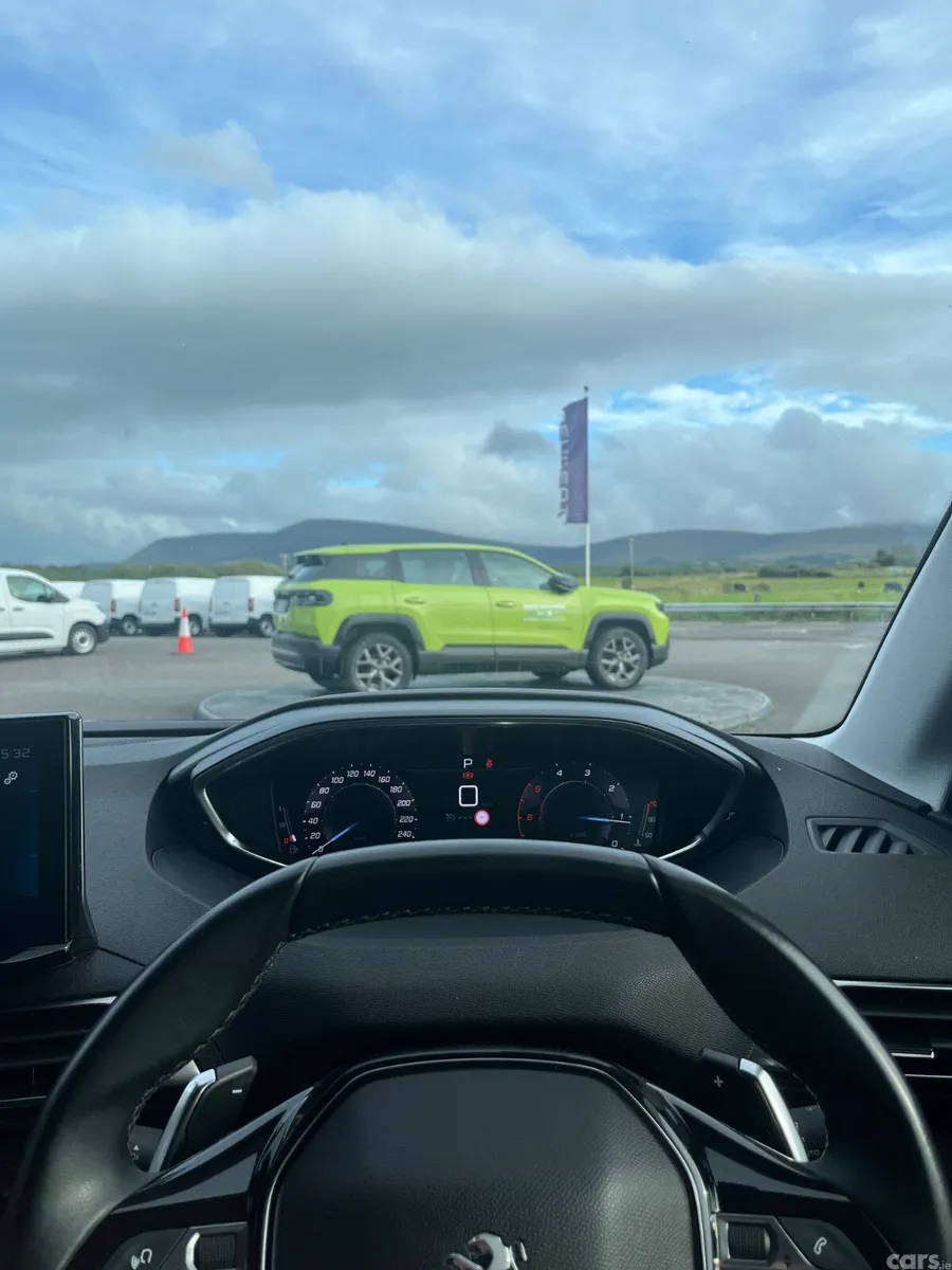 Peugeot 5008 MPV, Diesel, 2022, Red