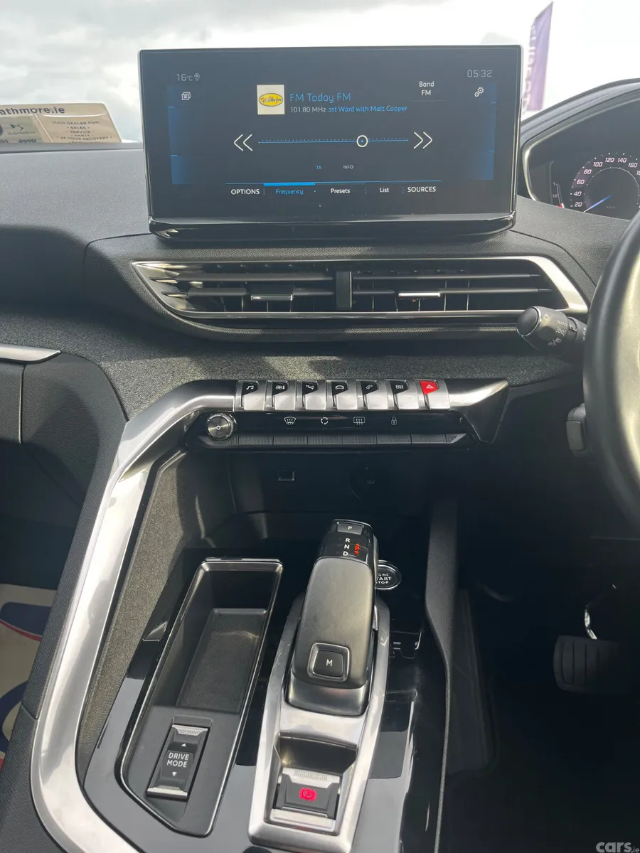 Peugeot 5008 MPV, Diesel, 2022, Red