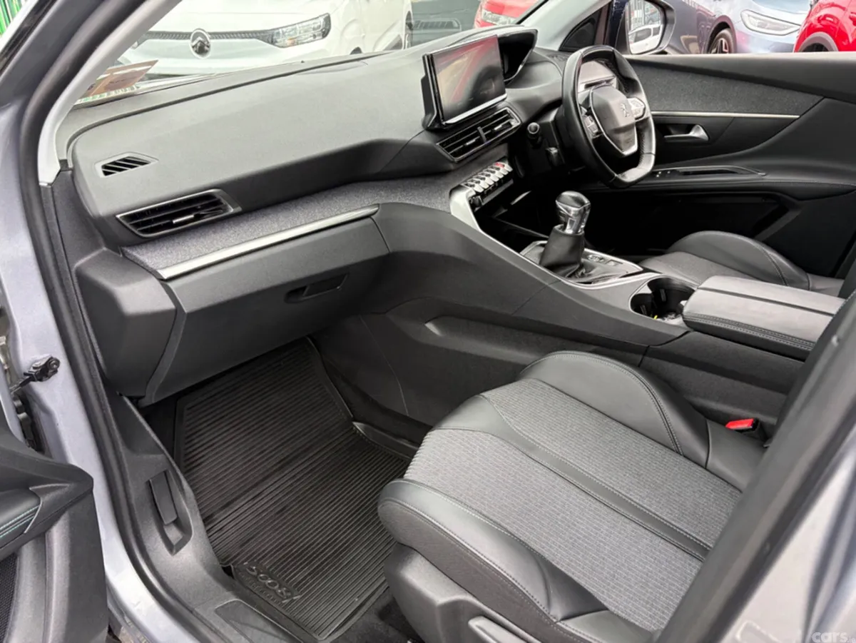 Peugeot 5008 MPV, Diesel, 2022, Grey