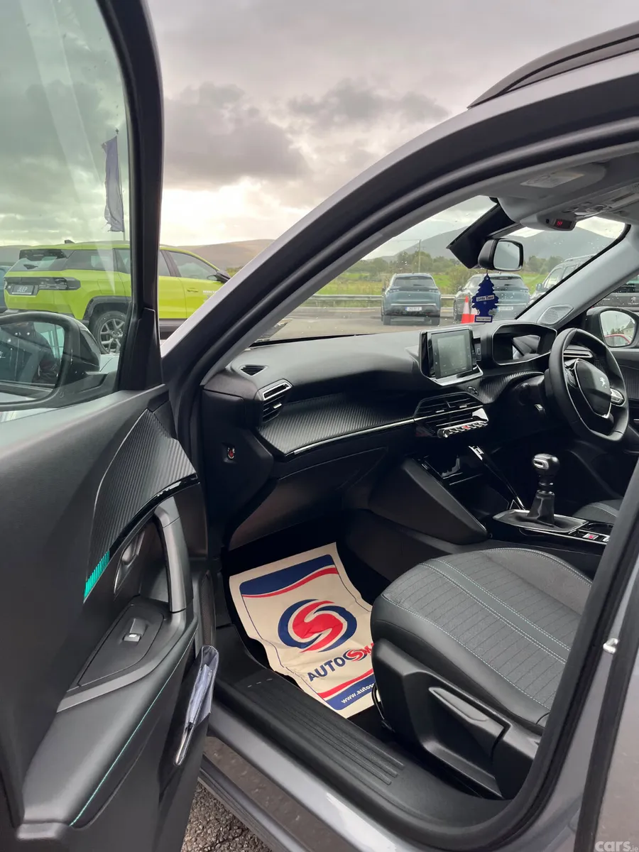 Peugeot 2008 MPV, Petrol, 2022, Grey