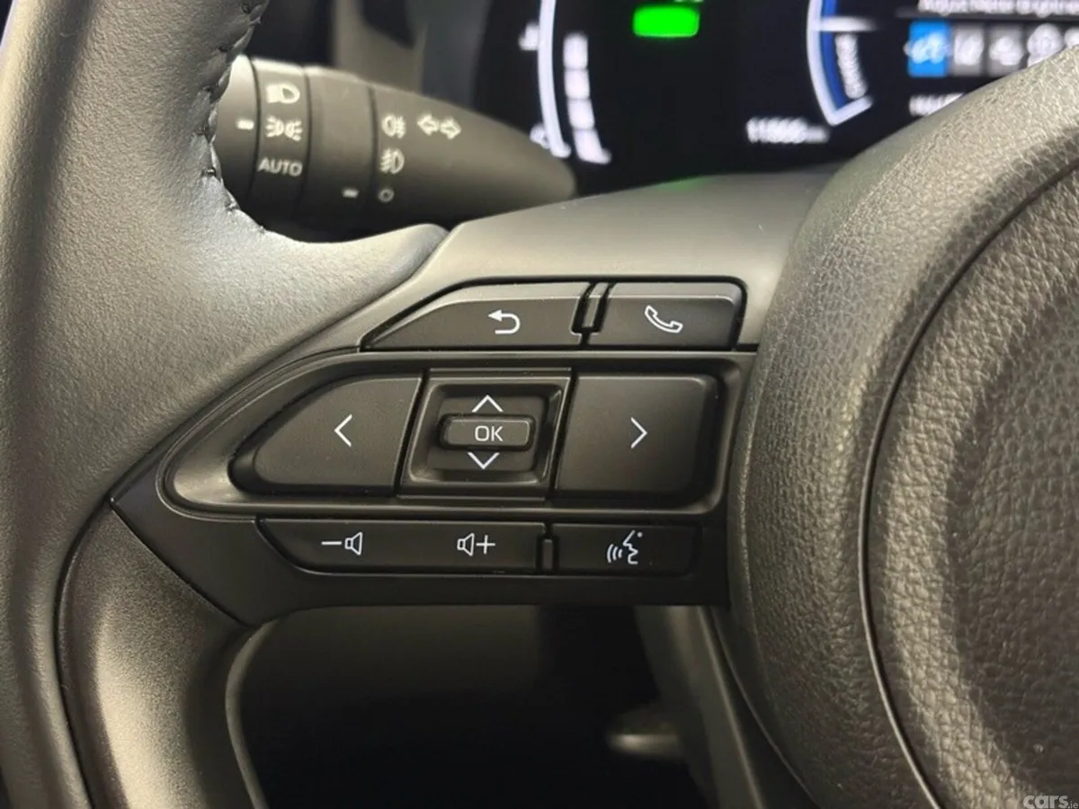Toyota Yaris Cross Hatchback, Petrol Hybrid, 2024, White