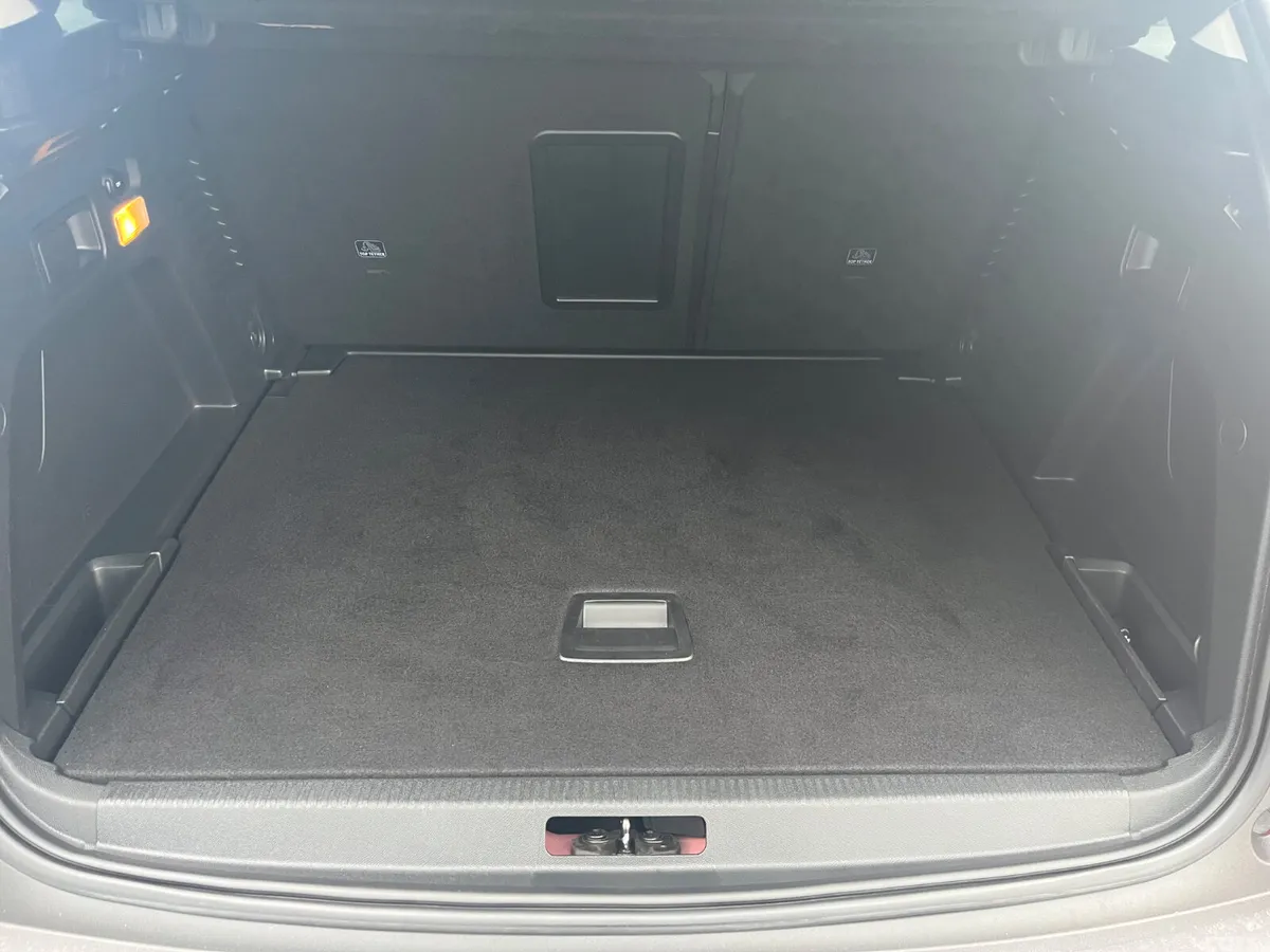 Peugeot 3008 MPV, Petrol, 2021, Red