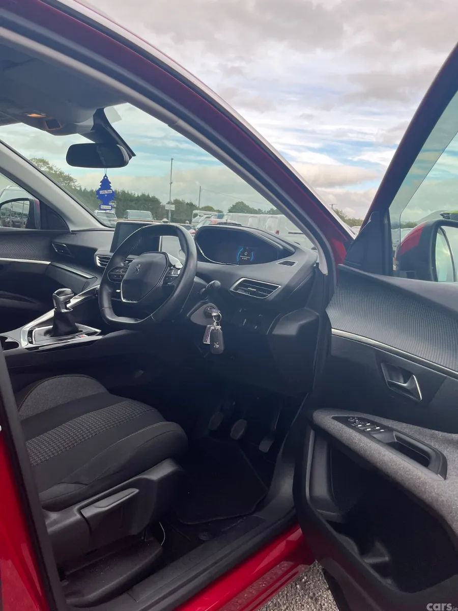 Peugeot 3008 MPV, Petrol, 2021, Red