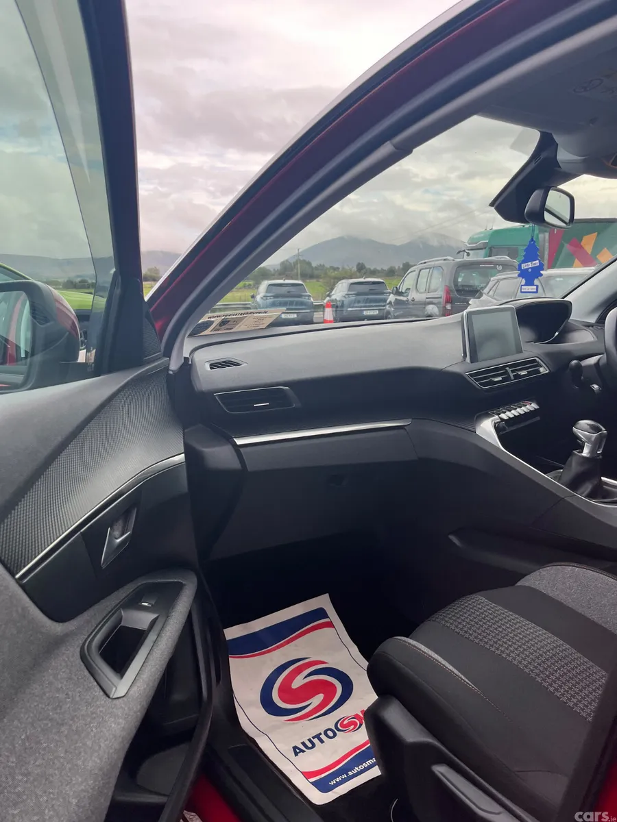 Peugeot 3008 MPV, Petrol, 2021, Red