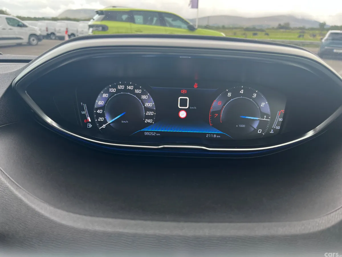 Peugeot 3008 MPV, Petrol, 2021, Red