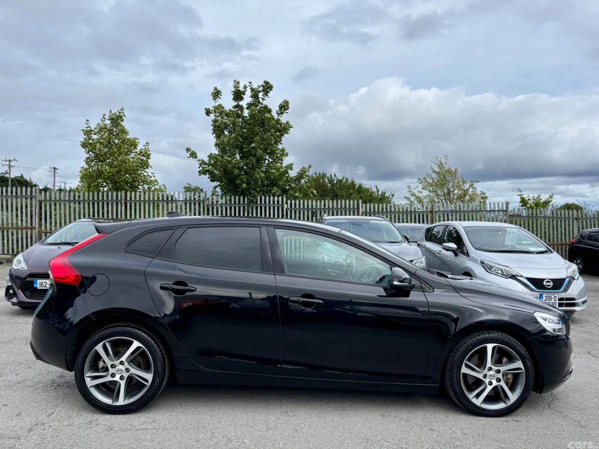Volvo V40 Hatchback, Diesel, 2017, Black