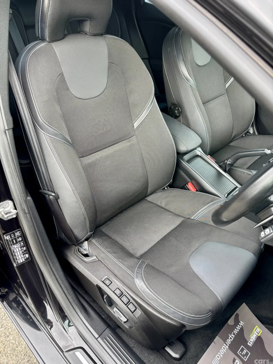 Volvo V40 Hatchback, Diesel, 2017, Black