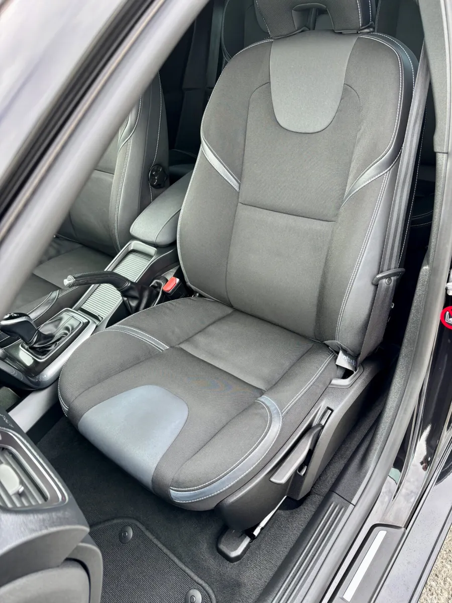 Volvo V40 Hatchback, Diesel, 2017, Black
