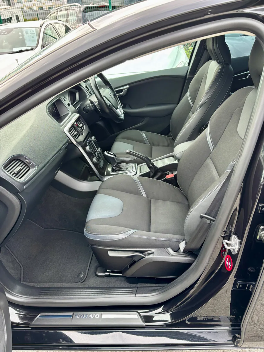 Volvo V40 Hatchback, Diesel, 2017, Black