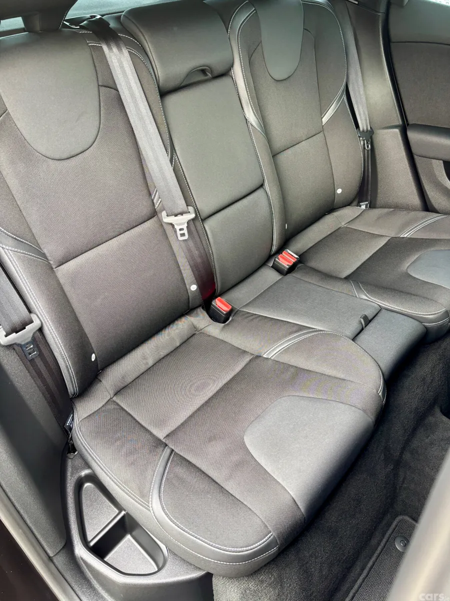 Volvo V40 Hatchback, Diesel, 2017, Black