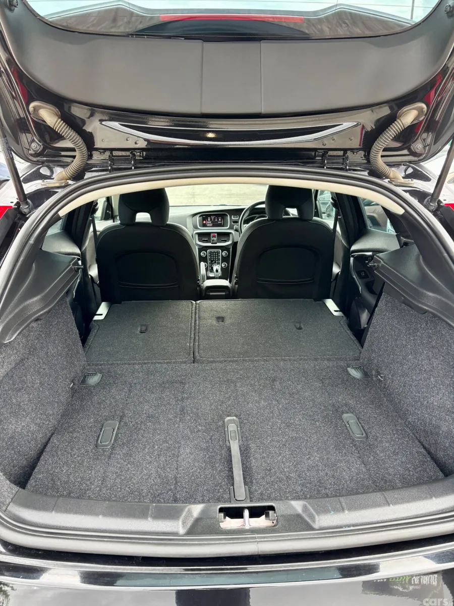 Volvo V40 Hatchback, Diesel, 2017, Black