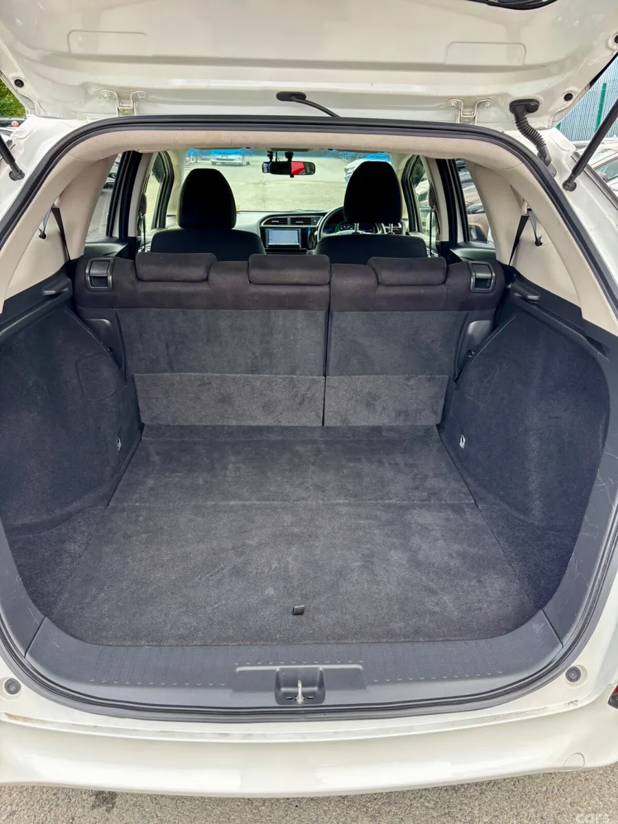 Honda Shuttle MPV, Petrol Hybrid, 2015, White